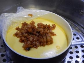 把炒好的肉末加入在蒸5分钟