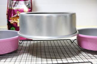 待完成后，立即取出，在桌子上摔一下，然后倒扣