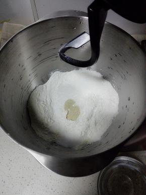 将高粉，盐，糖和酵母，先放入厨师机中稍微搅拌下