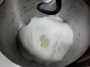 将高粉，盐，糖和酵母，先放入厨师机中稍微搅拌下