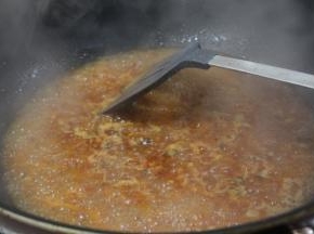 接着加入鲜汤或者清水烧开