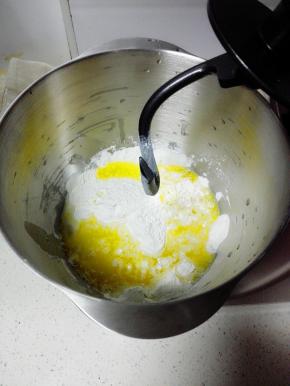 亚麻籽油倒入温水中，再加入厨师机中