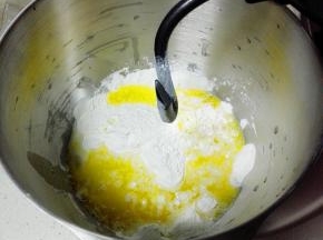 亚麻籽油倒入温水中，再加入厨师机中