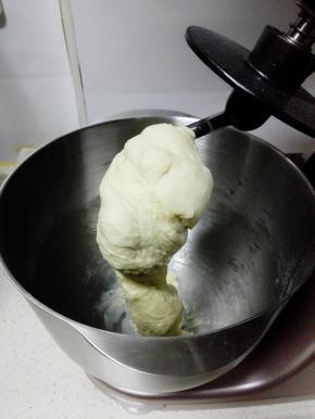 用4档搅拌10分钟即可成光滑的面团