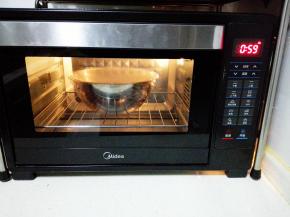 取出面团，放入盆中，盖上保鲜膜，入烤箱发酵40分钟，烤箱底层放一盘热水