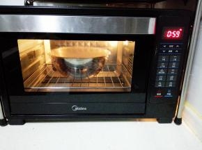 取出面团，放入盆中，盖上保鲜膜，入烤箱发酵40分钟，烤箱底层放一盘热水