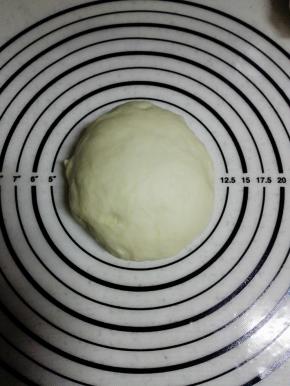 发酵好后，揉匀排气，盖上保鲜膜，静置10分钟