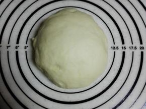 发酵好后，揉匀排气，盖上保鲜膜，静置10分钟