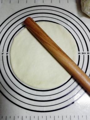 将面团擀至直径约20cm大小的圆形