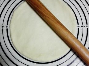 将面团擀至直径约20cm大小的圆形