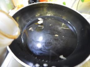 锅里加入水加入料酒烧开