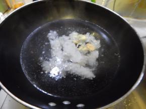 水开加入鱿鱼花焯一下水