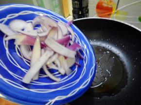 锅里加入油加入另一半洋葱