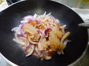 在加入腌的鱿鱼