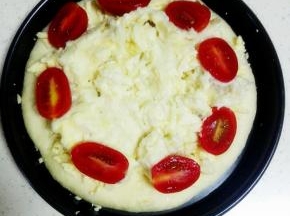 放一层厚厚的榴莲肉，放一圈洗净切半的小番茄