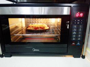 入预热好的烤箱中层，上下火，200度，20分钟