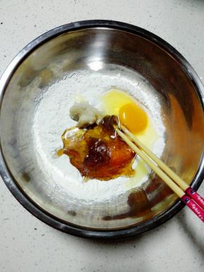 面粉和小苏打混合，加入麦芽糖，蛋液，猪油，用筷子拌匀