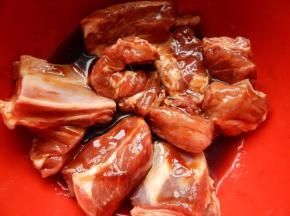 加入生抽抓 匀腌