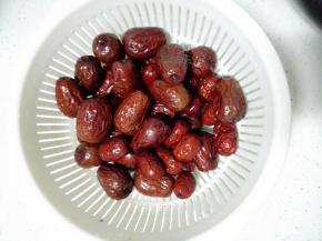 此时可制作枣泥馅：红枣洗净