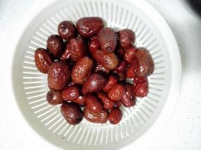 此时可制作枣泥馅：红枣洗净