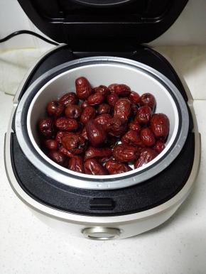 放入加了水的电饭煲，隔水蒸30分钟