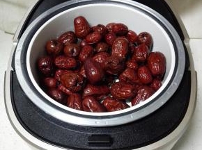 放入加了水的电饭煲，隔水蒸30分钟