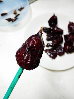 蒸好后，开始去核，用吸管去核很方便