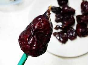 蒸好后，开始去核，用吸管去核很方便