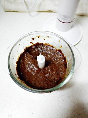 去核好后，分两次，放入料理碗中，搅打成泥状