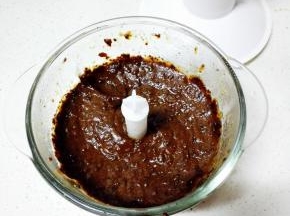 去核好后，分两次，放入料理碗中，搅打成泥状