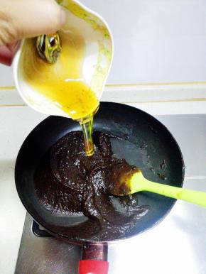 将搅打好的枣泥放入不粘平底锅，中火翻炒，加入麦芽糖，翻炒