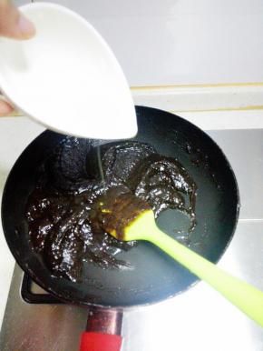 翻炒至微干，加入玉米油，继续翻炒至微干即可