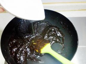 翻炒至微干，加入玉米油，继续翻炒至微干即可