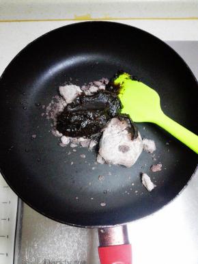 取200克枣泥馅与100克豆沙馅，放入不粘平底锅，搅拌均匀，炒至能抱成团即可