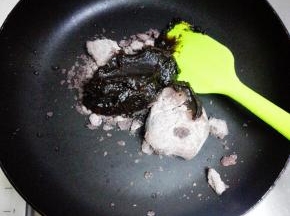 取200克枣泥馅与100克豆沙馅，放入不粘平底锅，搅拌均匀，炒至能抱成团即可