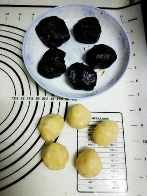 将枣泥馅和面团分别分成5份，揉圆备用