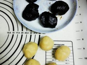 将枣泥馅和面团分别分成5份，揉圆备用