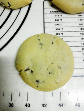 用虎口位置转动收口，面皮将馅包裹住,收口朝下，用擀面杖轻轻压扁