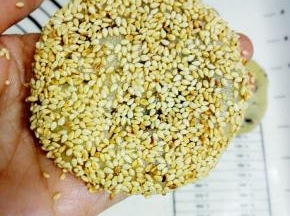 两面刷上清水，并均匀的粘上熟白芝麻