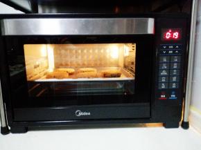 入预热好的烤箱，中层，上下火，180度，20分钟，表面烤至金黄色即可