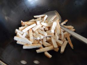 锅里加入油加入豆腐炒