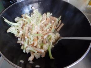 不停的翻炒一会