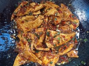 起锅前加入适量的鸡精翻炒均匀即可！