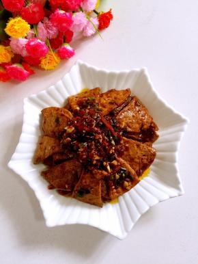 做好的香辣嫩豆腐，香辣下饭，再搭配一碗米饭，真是太美味啦！