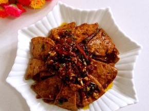 做好的香辣嫩豆腐，香辣下饭，再搭配一碗米饭，真是太美味啦！