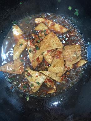 放入煎好的豆腐，小火慢慢的炖煮收汁儿！
