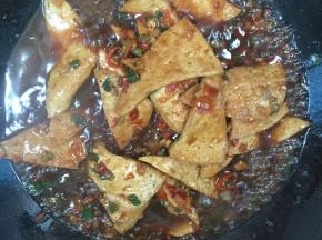 放入煎好的豆腐，小火慢慢的炖煮收汁儿！