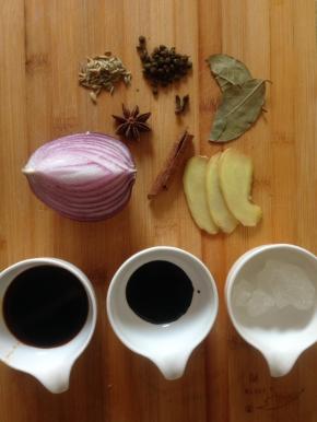 将上面的调料加入锅中 天热 盐量可以多加一些 高压锅 加压煮35分钟