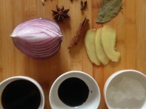 将上面的调料加入锅中 天热 盐量可以多加一些 高压锅 加压煮35分钟