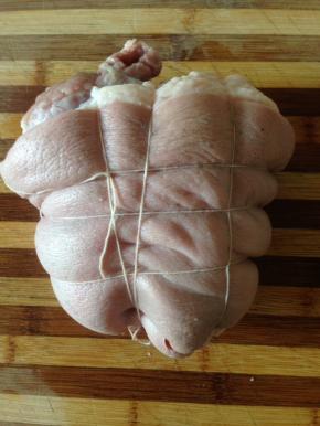 用棉线把肘子绑好 尽量勒紧一点 煮的时候 还会缩水 不绑紧 煮出来形状不好看 凉水没过肘子下锅 水开后打净浮沫 这一步必须打干净 成品才会漂亮 没有血腥味 